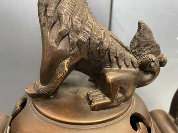 Un br&ucirc;le-parfum tripod couvert en bronze, Chine, marque de Qianlong, 19/20&egrave;me